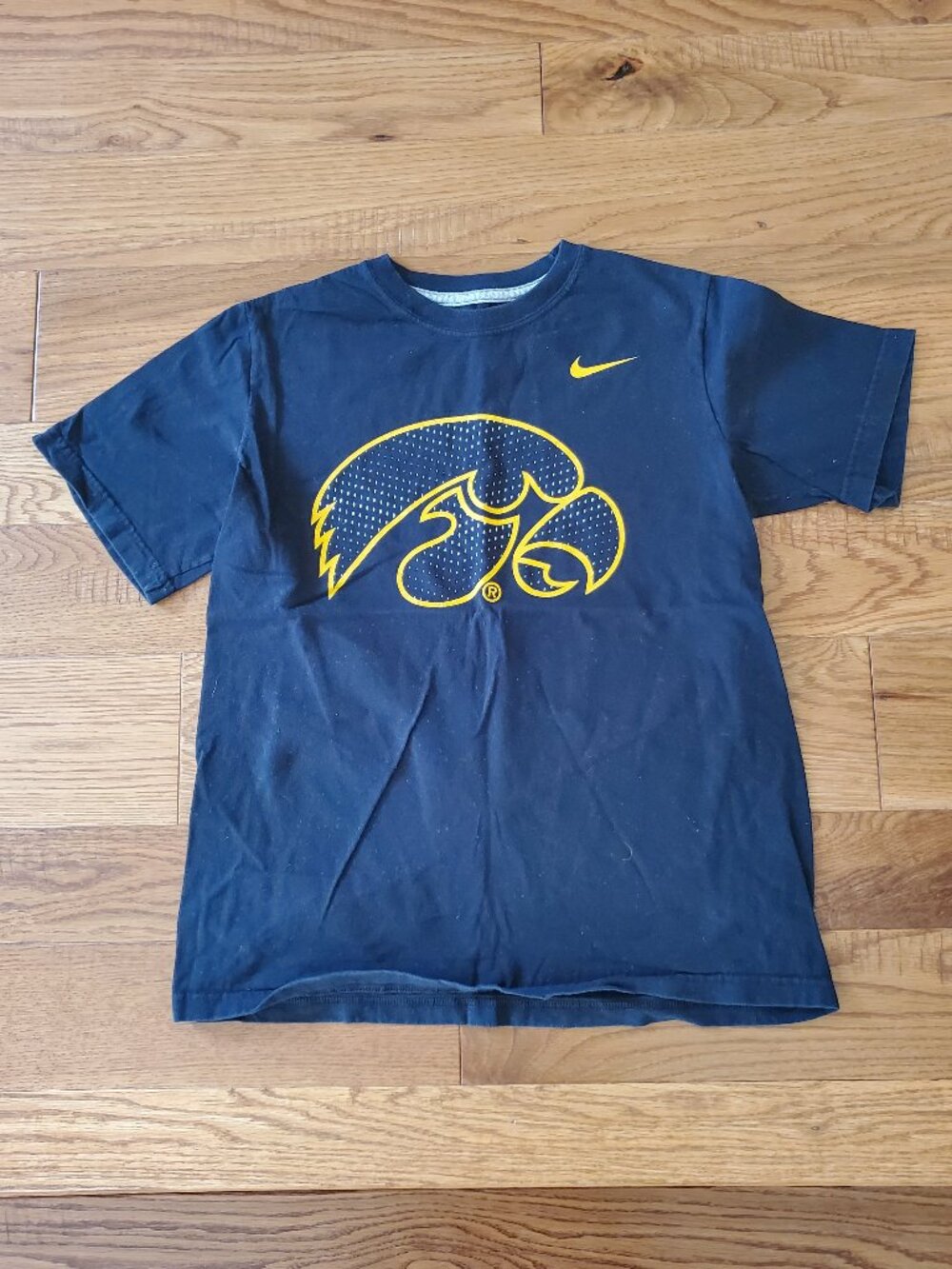 Black Short Sleeve Iowa Hawkeyes - Hawkeye Logo Size L Shirt